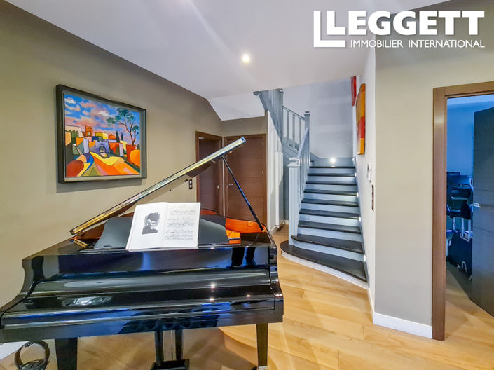 Image No.6-7 Bed House for sale