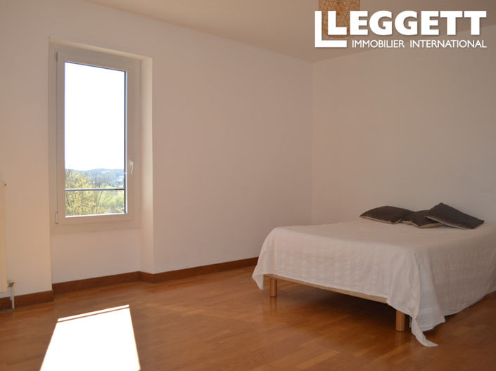 Image No.8-5 Bed House for sale