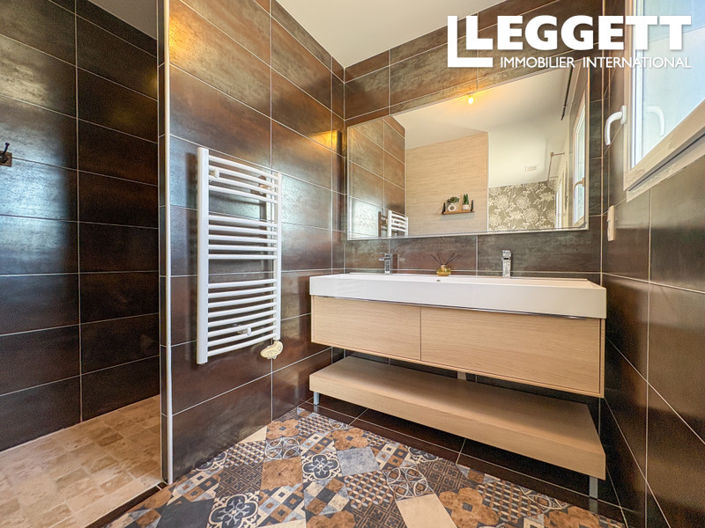 Image No.8-6 Bed House for sale