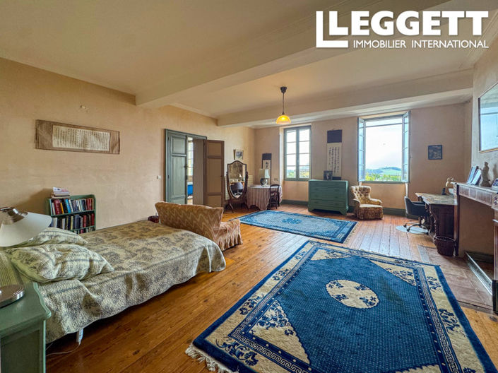 Image No.7-10 Bed House for sale