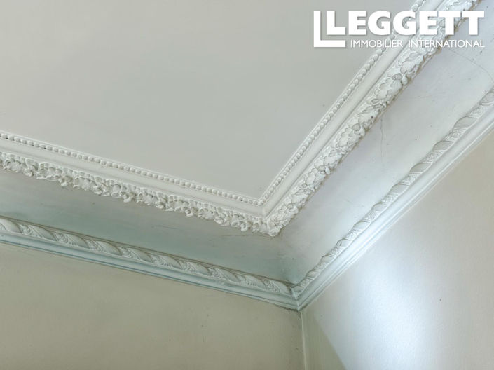 Image No.8-8 Bed House for sale