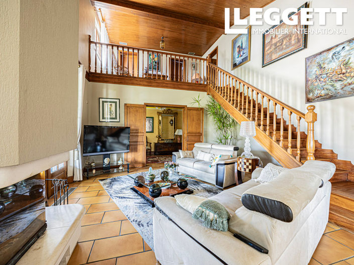 Image No.6-6 Bed House for sale