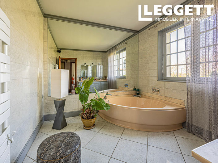 Image No.9-6 Bed House for sale