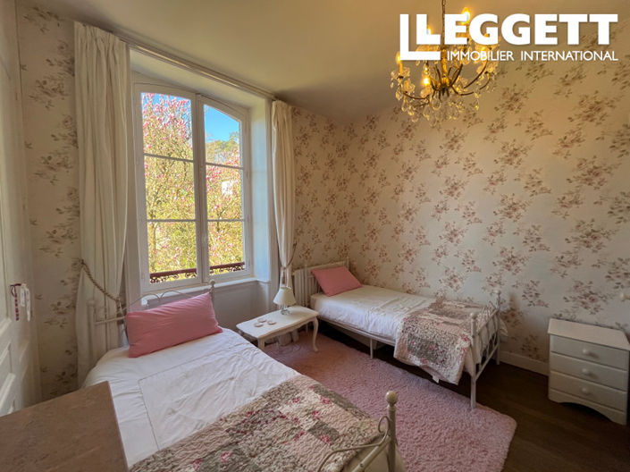 Image No.10-6 Bed House for sale