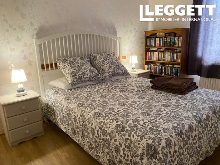 Image No.8-10 Bed House for sale