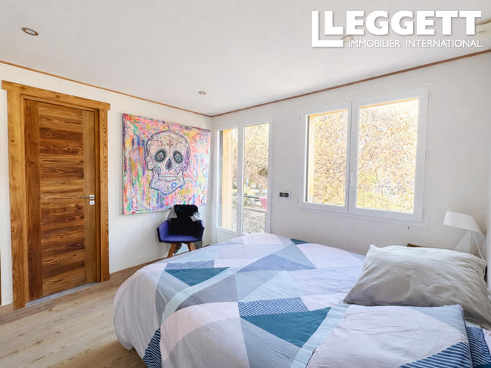 Image No.6-6 Bed House for sale