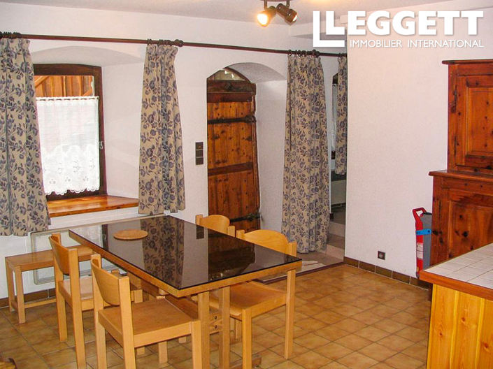 Image No.8-7 Bed House for sale