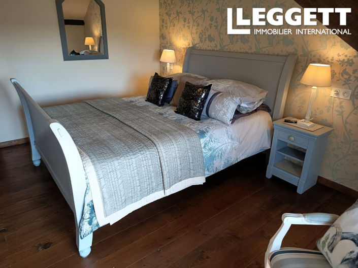 Image No.7-10 Bed House for sale