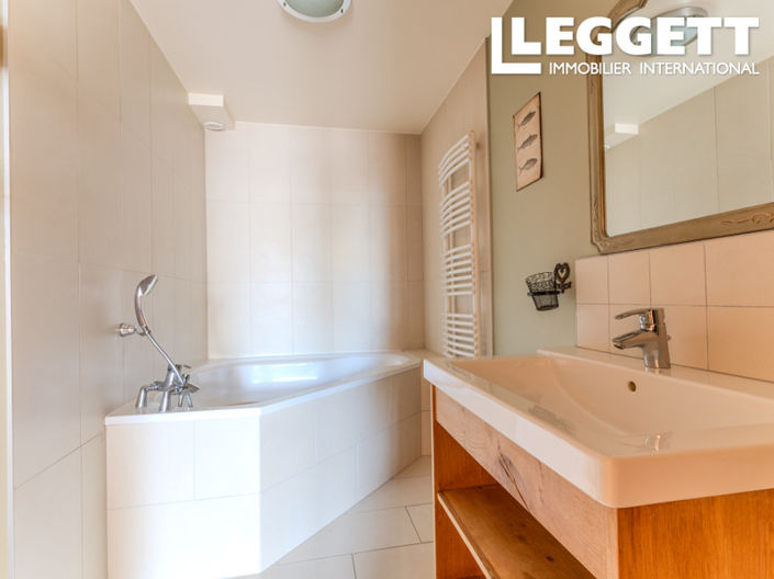 Image No.8-7 Bed House for sale