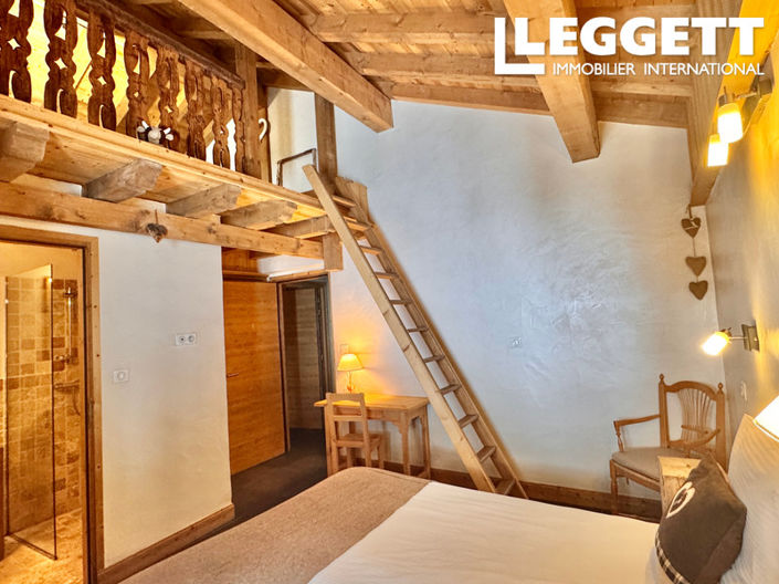 Image No.5-8 Bed House for sale