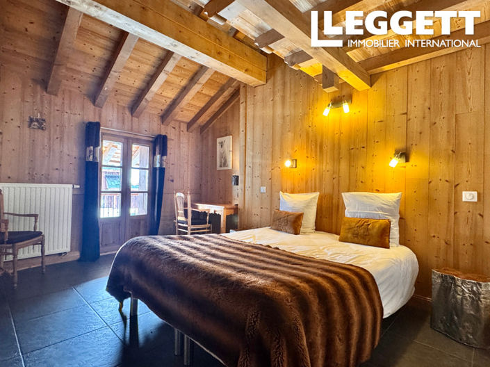 Image No.6-8 Bed House for sale