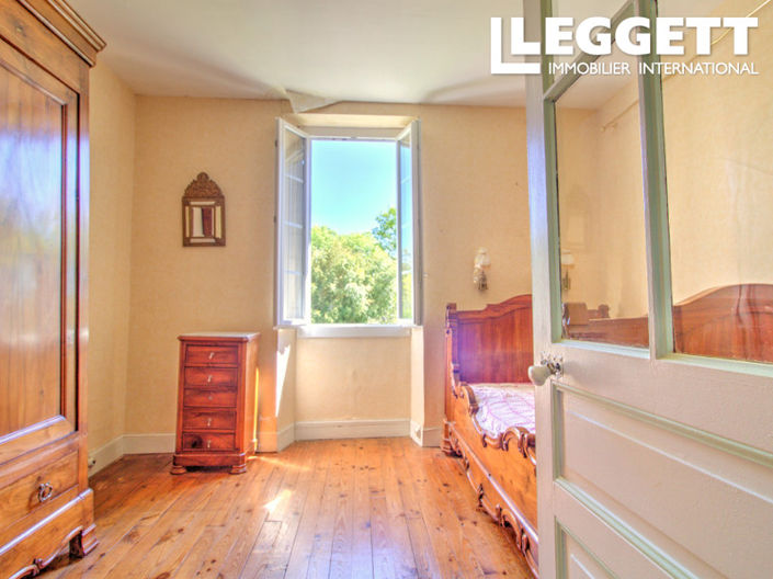 Image No.8-5 Bed House for sale