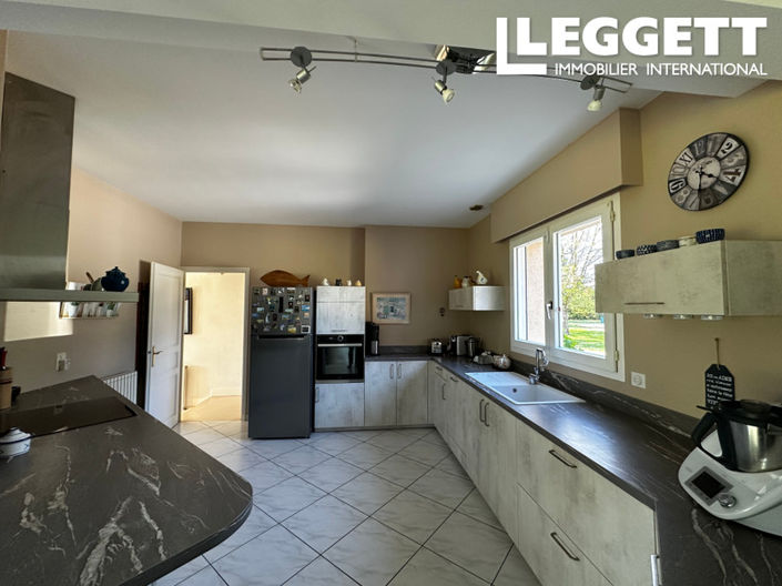 Image No.6-6 Bed House for sale