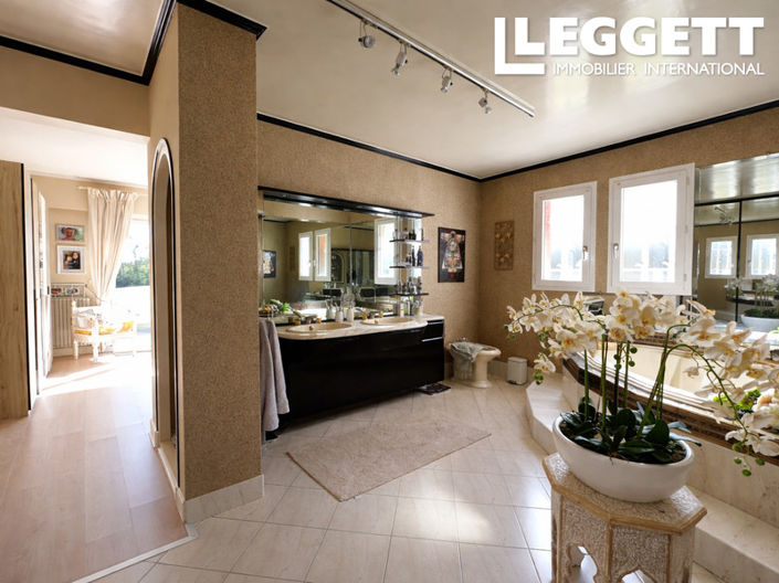 Image No.9-6 Bed House for sale