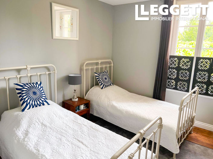 Image No.4-6 Bed Commercial for sale