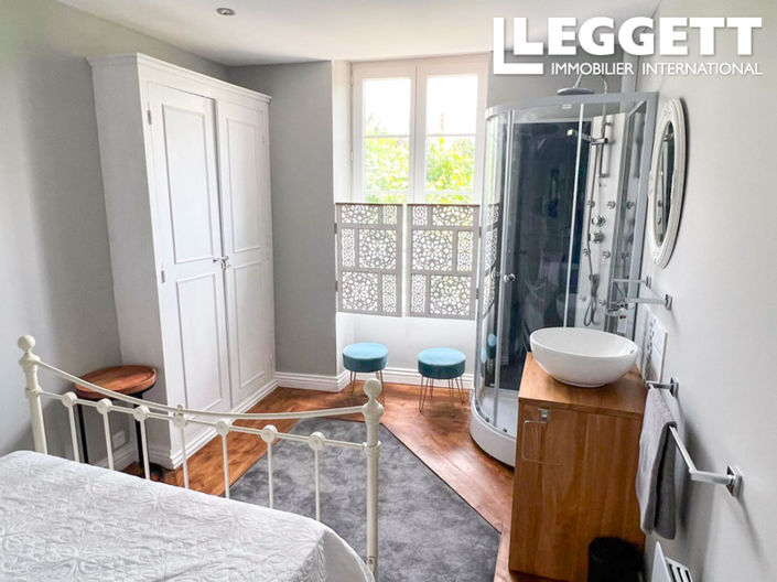 Image No.6-6 Bed Commercial for sale