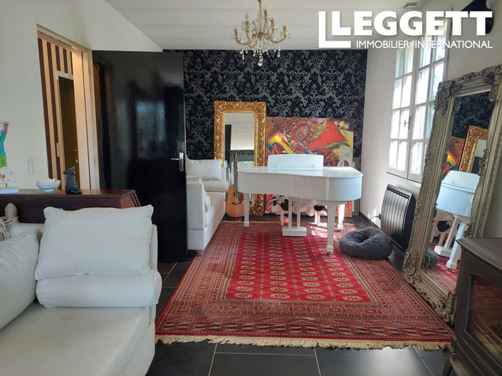 Image No.8-5 Bed House for sale