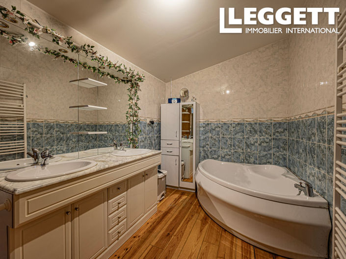 Image No.10-12 Bed House for sale