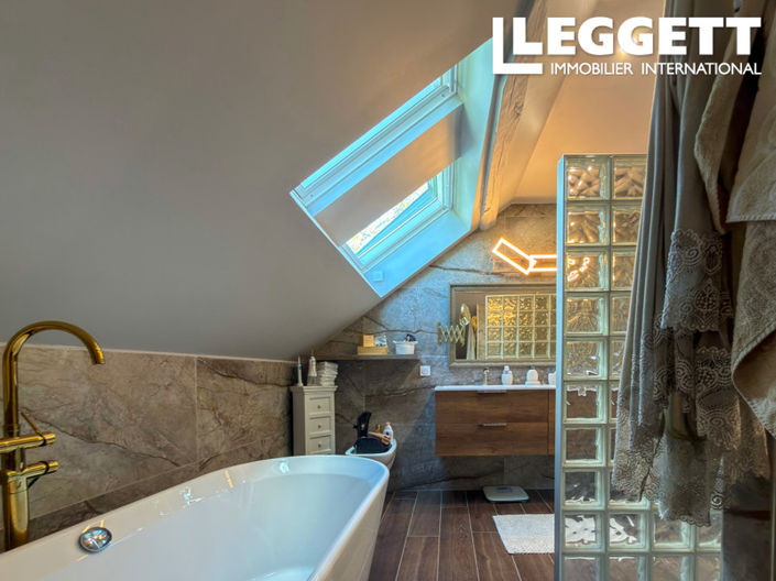 Image No.8-5 Bed House for sale