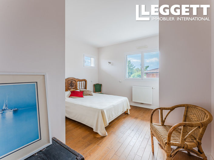 Image No.6-6 Bed House for sale