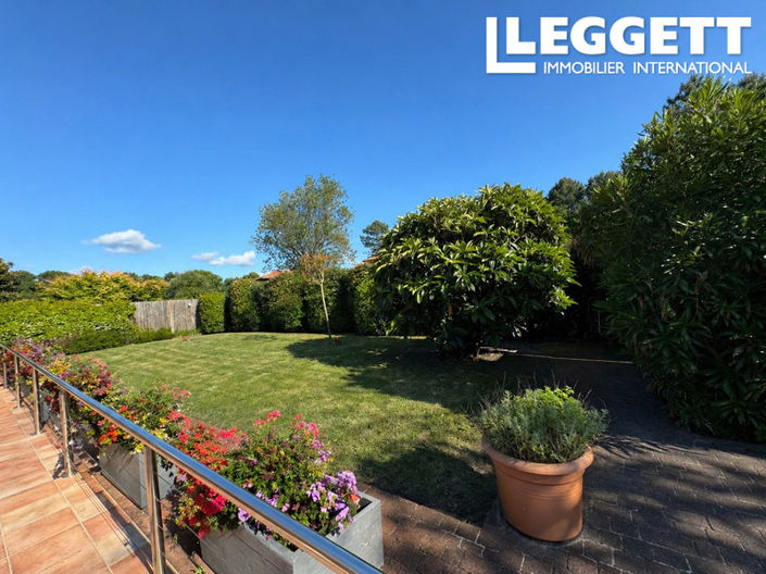 Image No.8-6 Bed House for sale