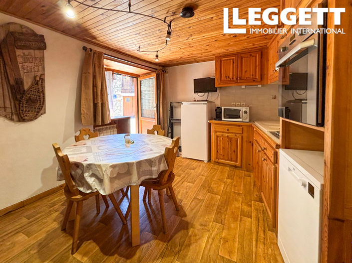 Image No.8-7 Bed House for sale
