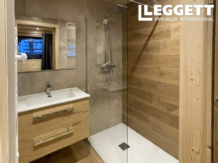 Image No.8-6 Bed House for sale