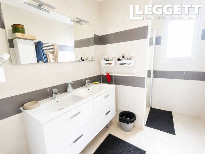Image No.8-4 Bed House for sale