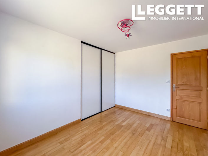 Image No.10-3 Bed House for sale