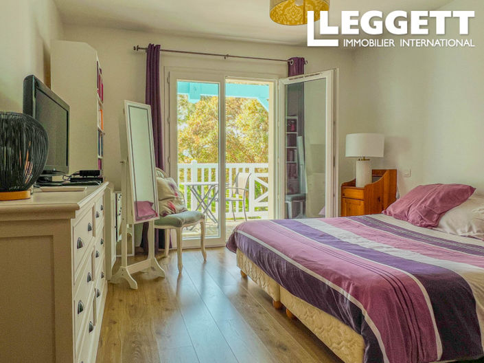 Image No.8-5 Bed House for sale