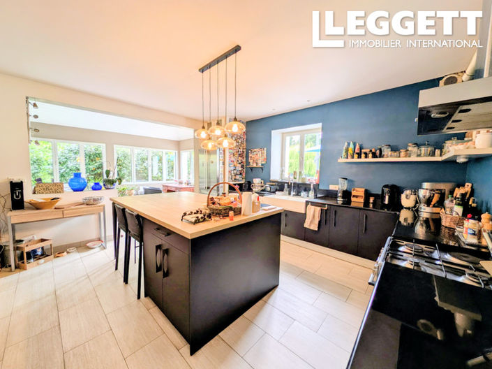 Image No.8-6 Bed House for sale
