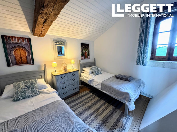 Image No.8-5 Bed House for sale