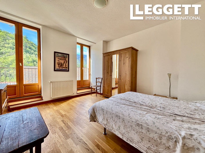 Image No.8-5 Bed House for sale