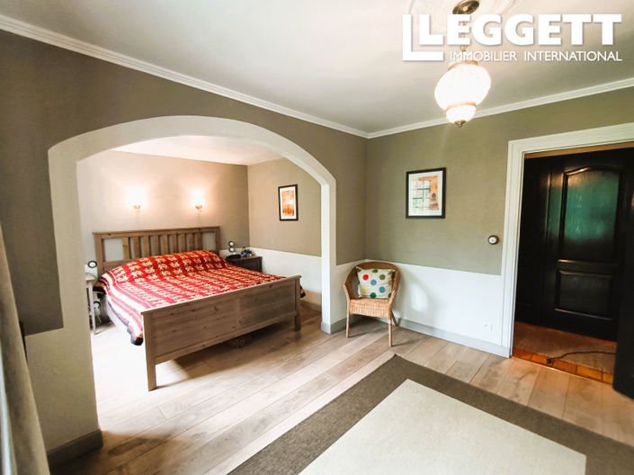 Image No.8-5 Bed House for sale