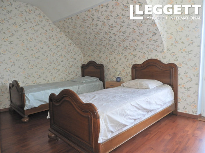 Image No.8-5 Bed House for sale