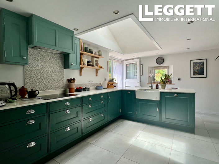 Image No.8-6 Bed House for sale