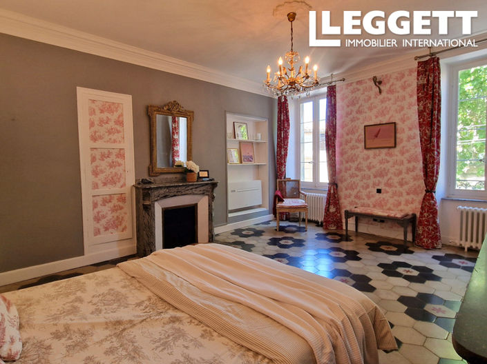 Image No.9-6 Bed House for sale