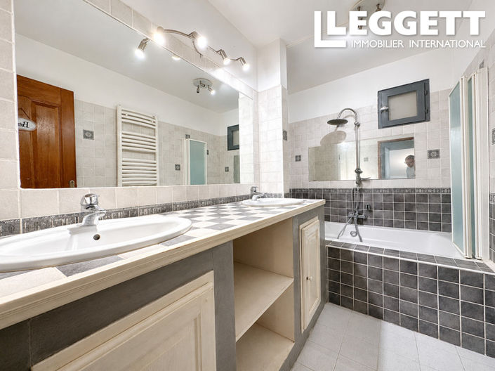 Image No.6-3 Bed Commercial for sale