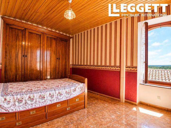 Image No.7-7 Bed House for sale
