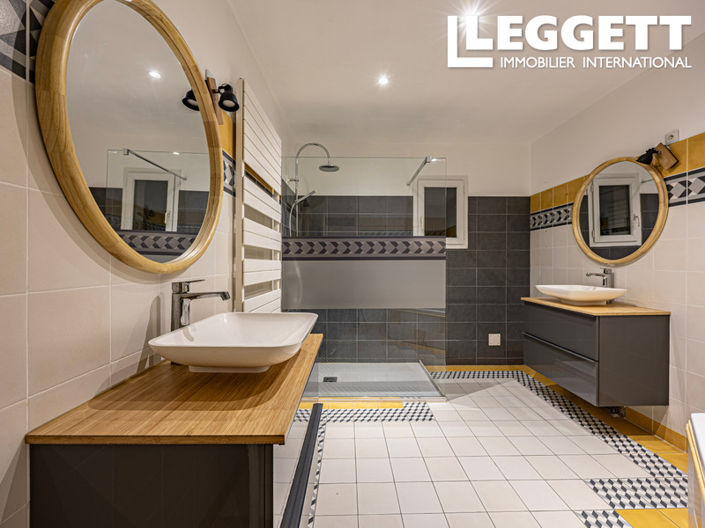 Image No.5-8 Bed House for sale
