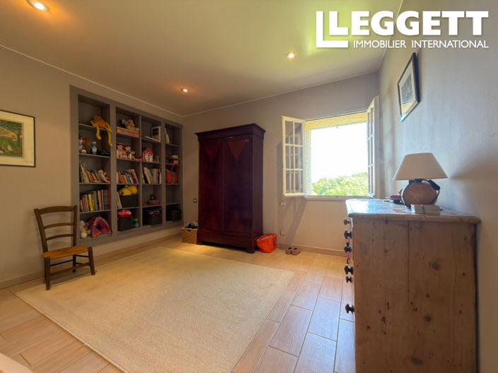 Image No.9-5 Bed House for sale
