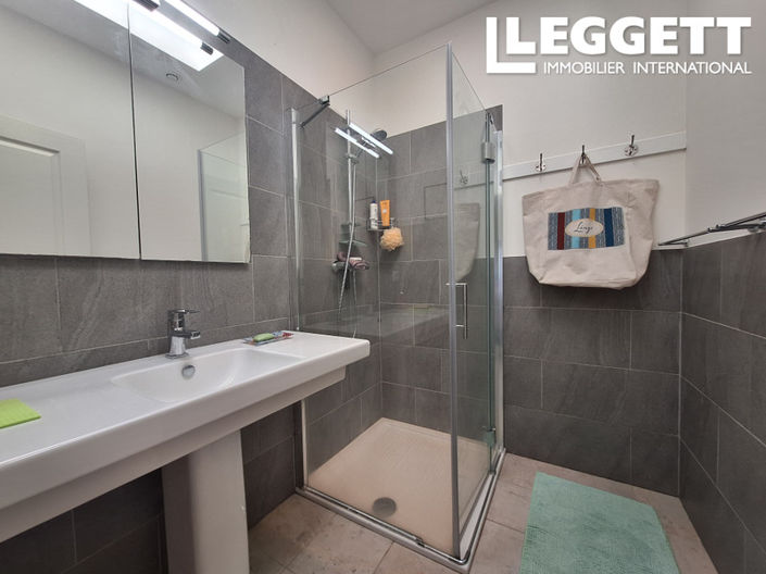 Image No.8-3 Bed House for sale