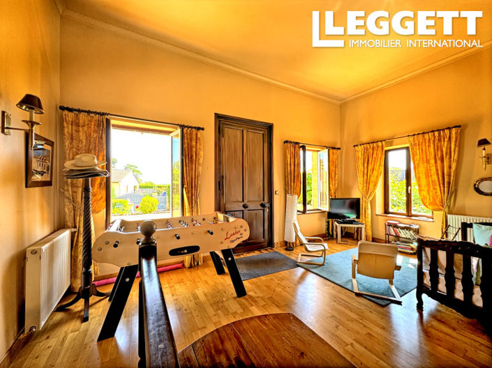 Image No.8-8 Bed House for sale