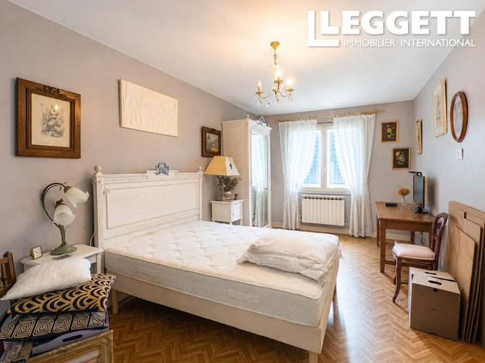 Image No.6-6 Bed House for sale