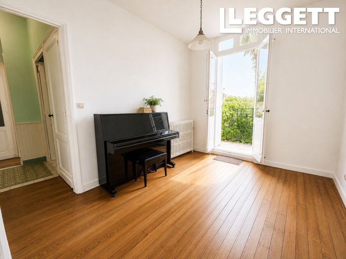 Image No.6-5 Bed House for sale