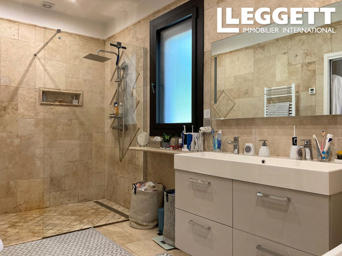 Image No.8-5 Bed House for sale