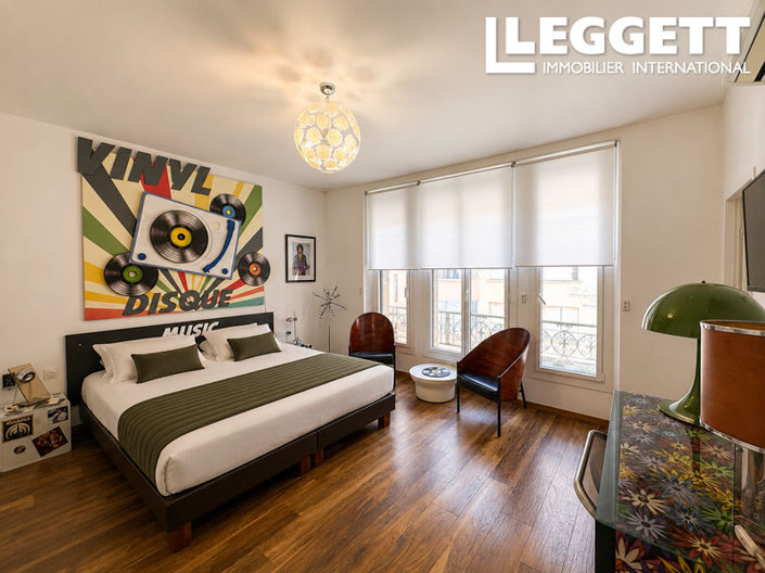 Image No.9-6 Bed House for sale