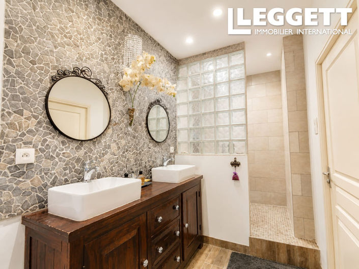 Image No.6-8 Bed House for sale