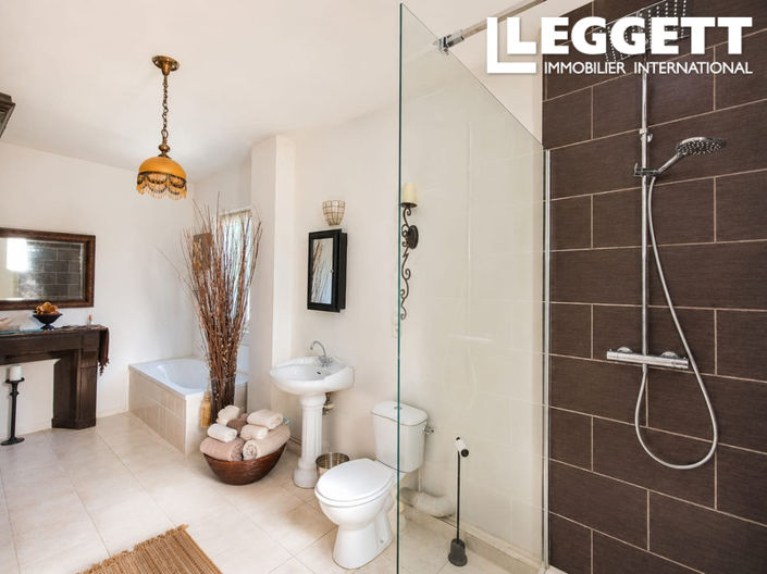 Image No.8-8 Bed House for sale