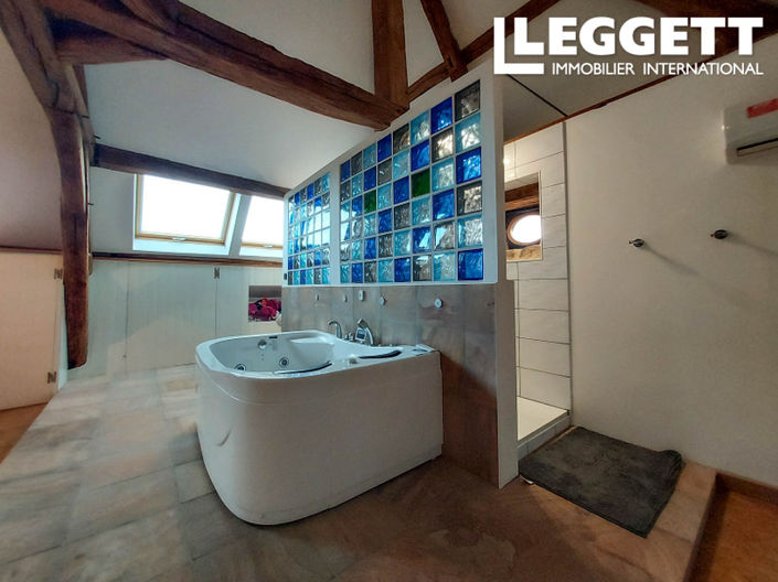 Image No.8-5 Bed House for sale